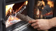 Der Kamin wird schnell von Russ und Ablagerungen sauber: Experte sagt, was man ins Feuer wirft