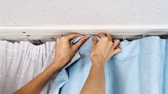 Wie Sie Vorhänge und Gardinen auffrischen, ohne sie abzunehmen: eine schnelle Methode gegen Staub und Gerüche