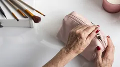 Die Kosmetiktasche ab 50 wird zur Herausforderung: Was weg muss, um nicht älter zu wirken