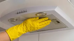 Dunstabzugshaube glänzt wie neu: einfache Fettentfernung ohne Chemie