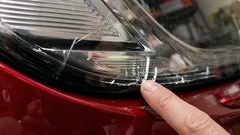 Riss im Scheinwerfer entfernen: ein Trick, den jeder Fahrer schafft