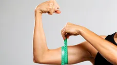 Nur 5 Minuten, aber richtig: 3 Übungen, wenn deine Oberarme „weich“ wirken
