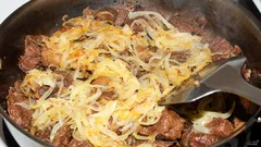 Fleisch oder Zwiebeln – was brät man besser zuerst an? Ein Chefkoch gibt einen überraschenden Tipp